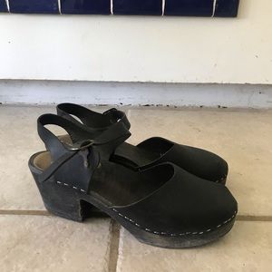Tessa Brand Black Scandinavian Clogs
